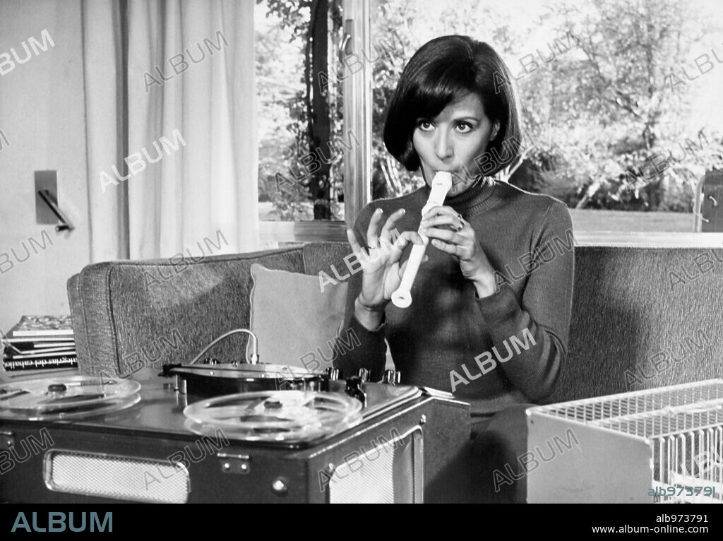 CONCHA VELASCO en MI MUJER ES MUY DECENTE DENTRO DE LO QUE CABE, 1975, dirigida por ANTONIO DROVE.