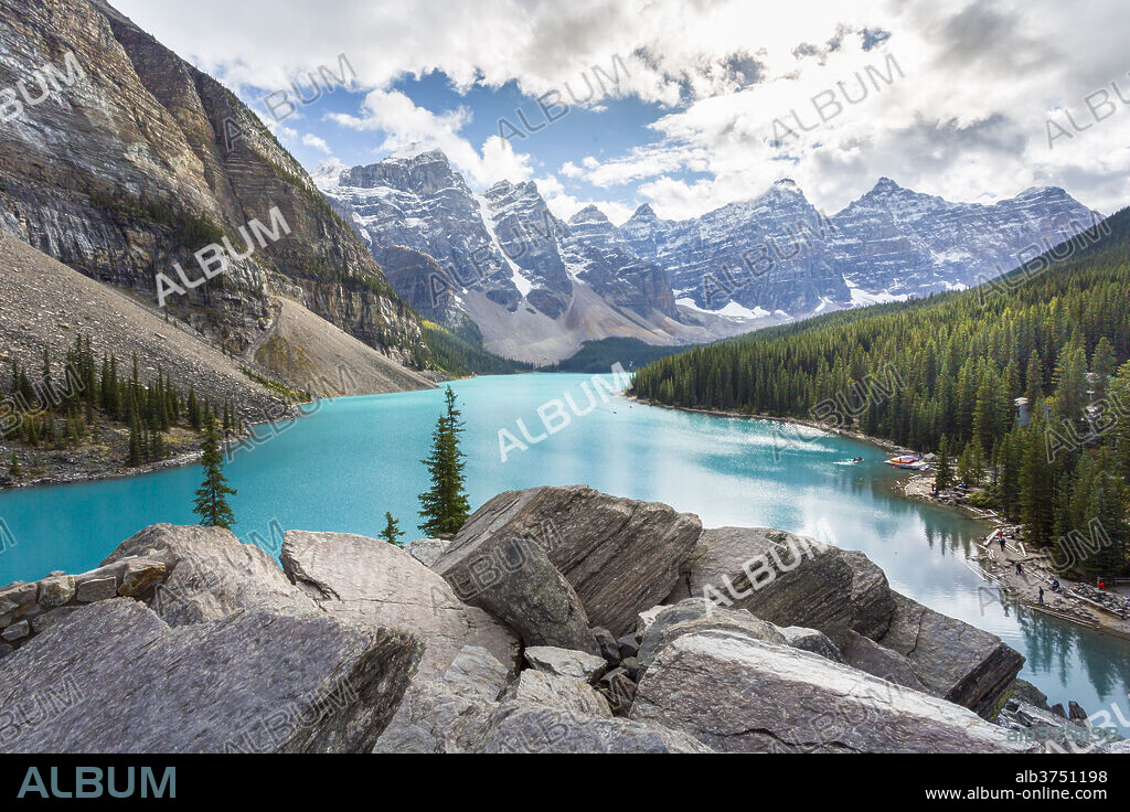 Moraine Lake and the Valley of the Ten Peaks, Banff National Park, UNESCO World Heritage Site, Canadian Rockies, Alberta, Canada, North America.