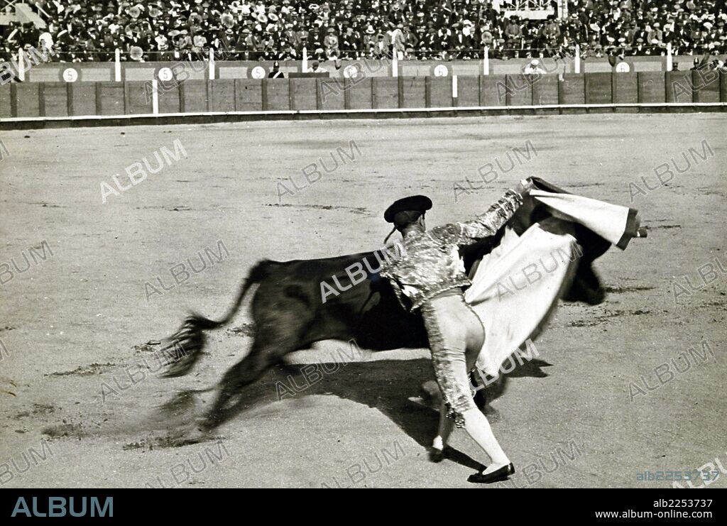 GUERRITA. RAFAEL GUERRA. MATADOR DE TOROS ESPAÑOL. CORDOBA 1862 - 1941. PLAZA DE TOROS DE CRABANCHEL. MADRID1914.