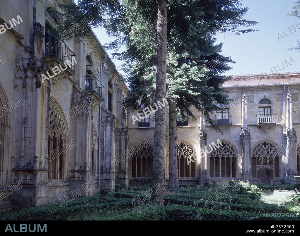 SIMON DE COLONIA (1450/1511). CLAUSTRO DEL MONASTERIO DE SAN SALVADOR - VENTANALES GOTICOS - SIGLO XVI.
