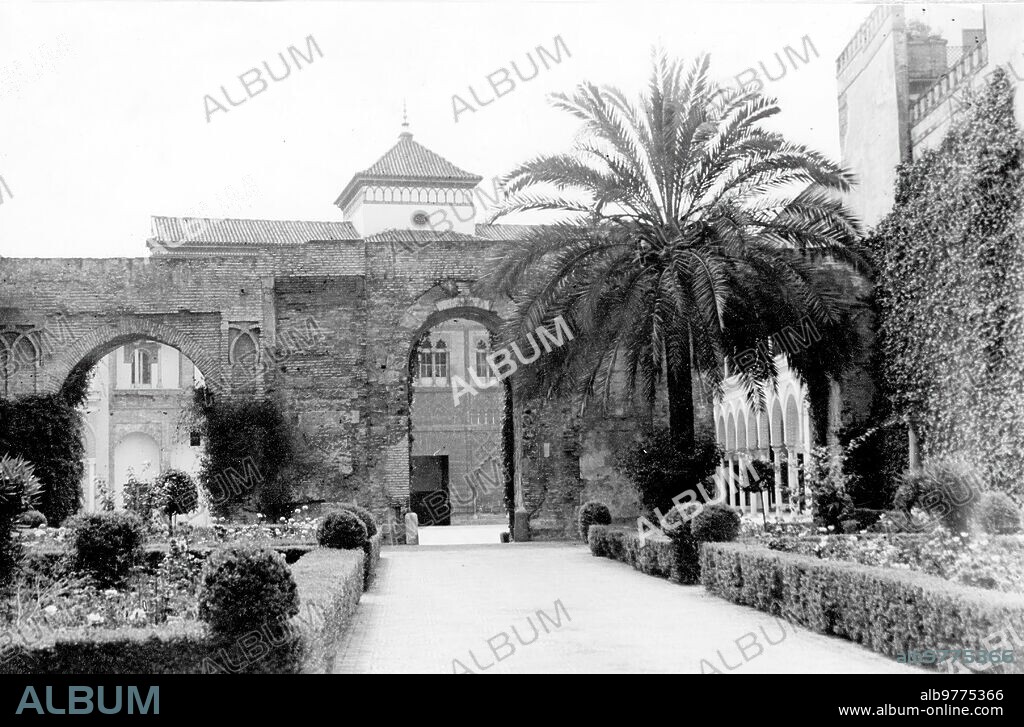 Mayo 1943. El arco medianero entre los Patios del León y de la montería.