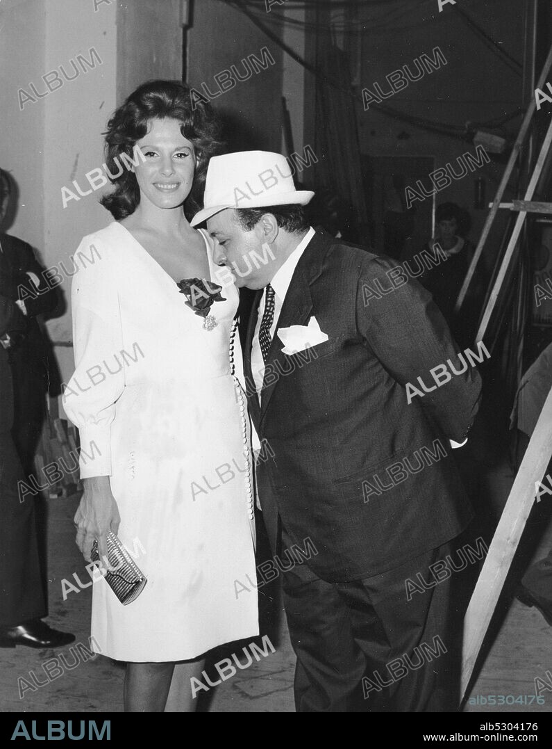 Ornella vanoni. aurelio fierro. festival di napoli. 1964. (Photo by: Marka/Universal Images Group via Getty Images).
