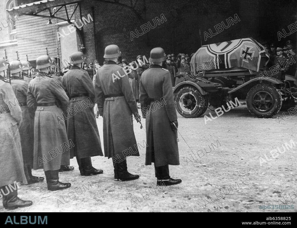 Todt, Fritz Bauingenieur und Politiker (NSDAP), Pforzheim 4.9.1891 - (Flugzeugabsturz). bei Rastenburg 8.2.1942. Beisetzung von Fritz Todt nach einem Staatsakt in Berlin, 12. Februar 1942: Ankunft des Sarges auf dem Anhalter Bahnhof. Foto.