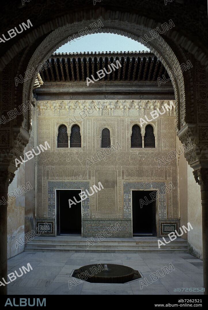 PALACIO DE COMARES - PATIO DEL CUARTO DORADO - SIGLO XIV.