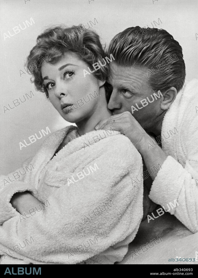 KIRK DOUGLAS y SUSAN HAYWARD en INTRIGA FEMENINA, 1957 (TOP SECRET AFFAIR), dirigida por H. C. POTTER. Copyright WARNER BROTHERS.