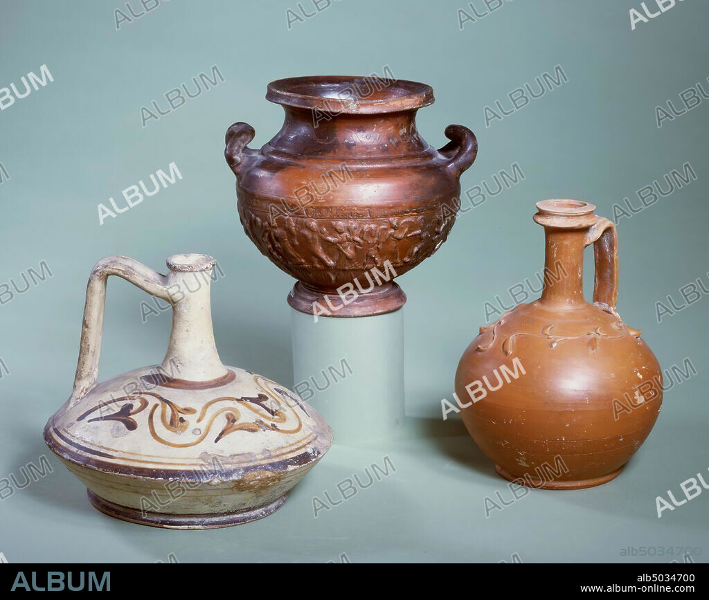 From Greece. Hellenistic lagynos. Painted decoration of ivy leaves. From Greece. Hellenistic lagynos. Decoration of kimop leaves., Vase, lagynos, pottery, 15 x 7.7 cm, ø 18.1 cm, hellenistic -150.