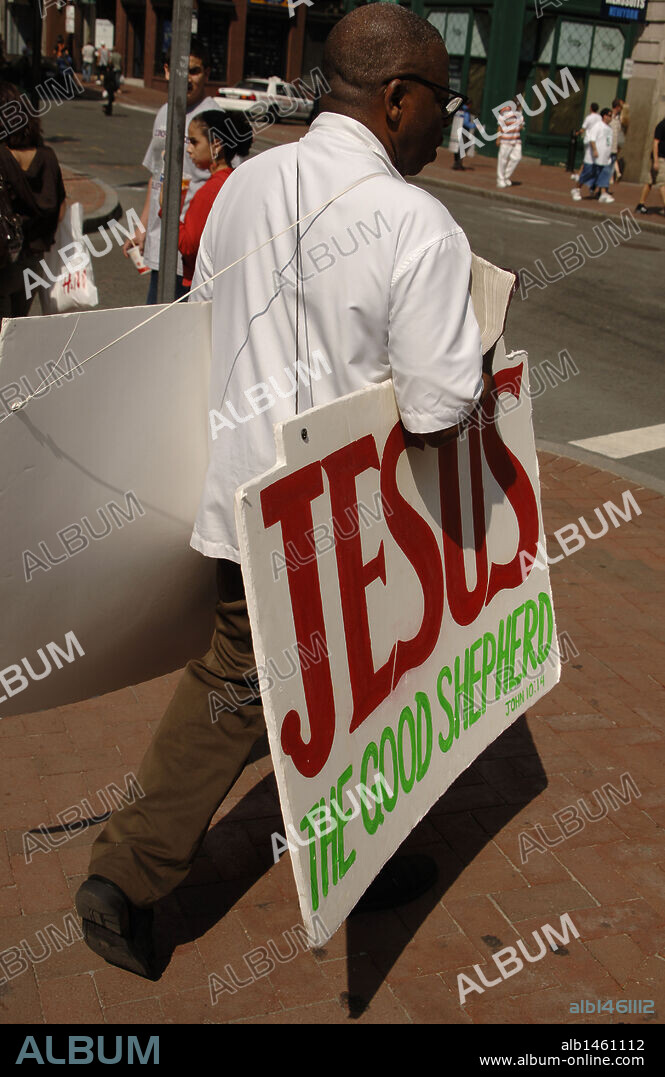 PREDICADOR CALLEJERO con una pancarta donde puede leerse el nombre de JESUS. BOSTON. Estado de Massachusetts. Estados Unidos.