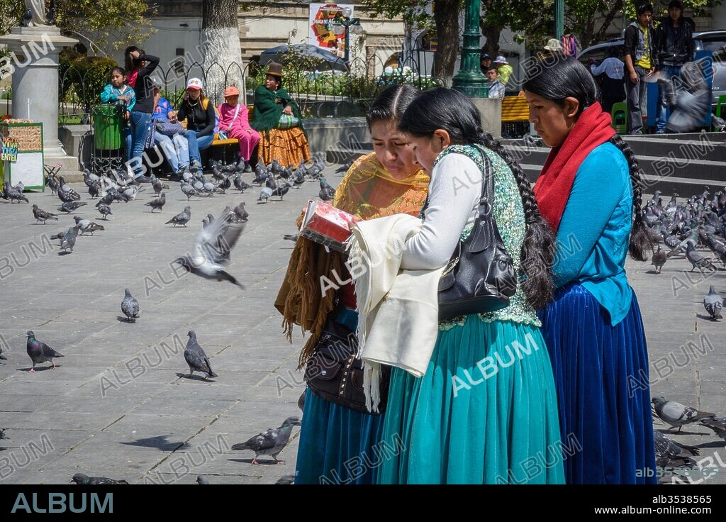 Bolivia, Departamento de La Paz, La Paz, La Paz is the government seat of Bolivia. Formal capital is Sucre. (Photo by: Stefan Lippmann/Oneworld Picture/UIG).