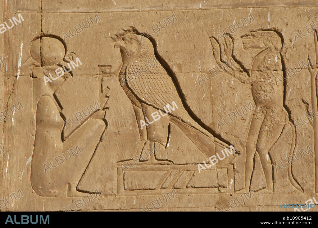 Egipto. Edfú. Templo de Horus. Construido entre 237 a.C. y 57 a.C. Dedicado al dios halcón Horus. Relieve en uno de los muros.