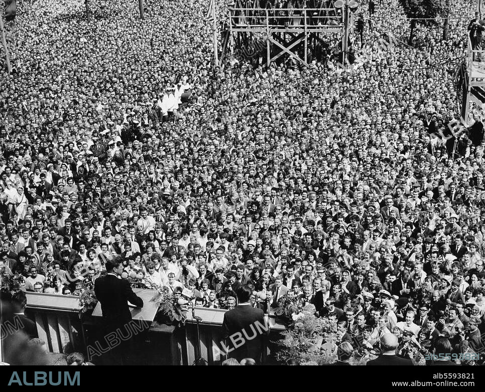 Berlin, 26. Juni 1963. Staatsbesuch des Präsidenten der USA, John F. Kennedy. Der Präsident spricht vor dem Rathaus Schöneberg zu 250 000 Berlinern. Foto.