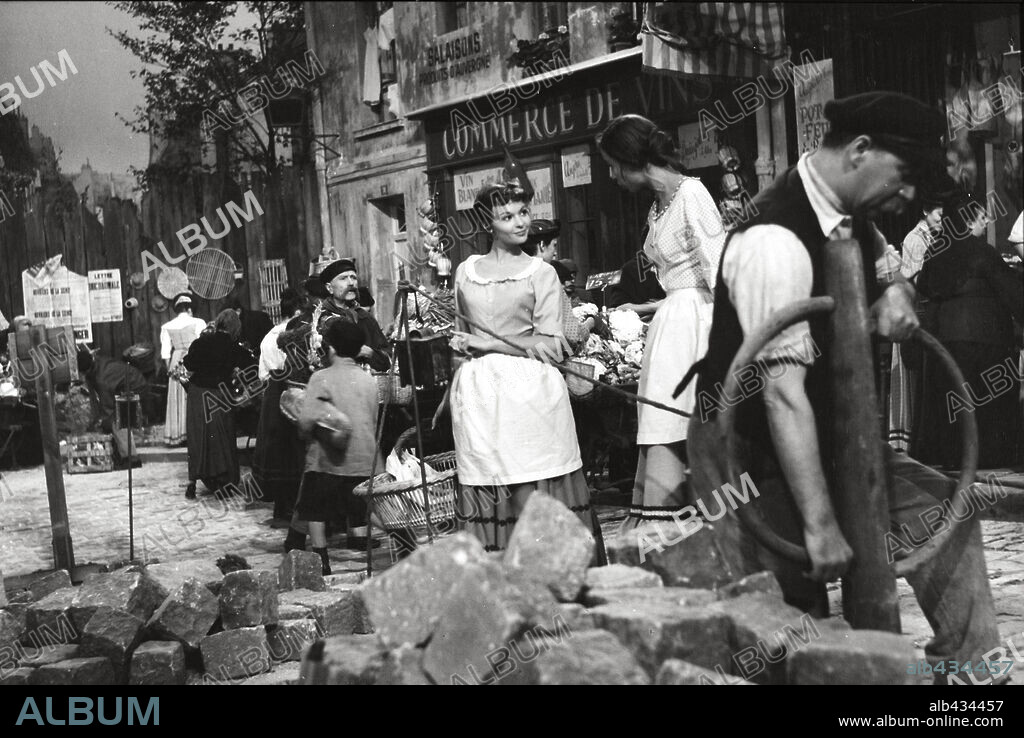 FRANCOISE ARNOUL en FRENCH CANCAN, 1954, dirigida por JEAN RENOIR. Copyright FRANCO LONDON FILMS.