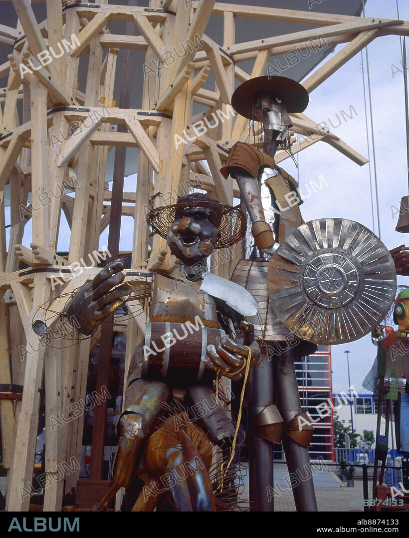 ARMAZON DE MADERA CON ESCULTURAS DE DON QUIJOTE Y SANCHO PANZA FRENTE AL PABELLON DE ALEMANIA - FOTO AÑOS 00.