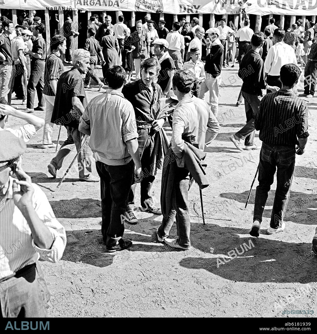 ENCIERRO EN ARGANDA DEL REY- MALETILLAS EN LA PLAZA DE LOS BARROTES - 1964 - ByN 41369.