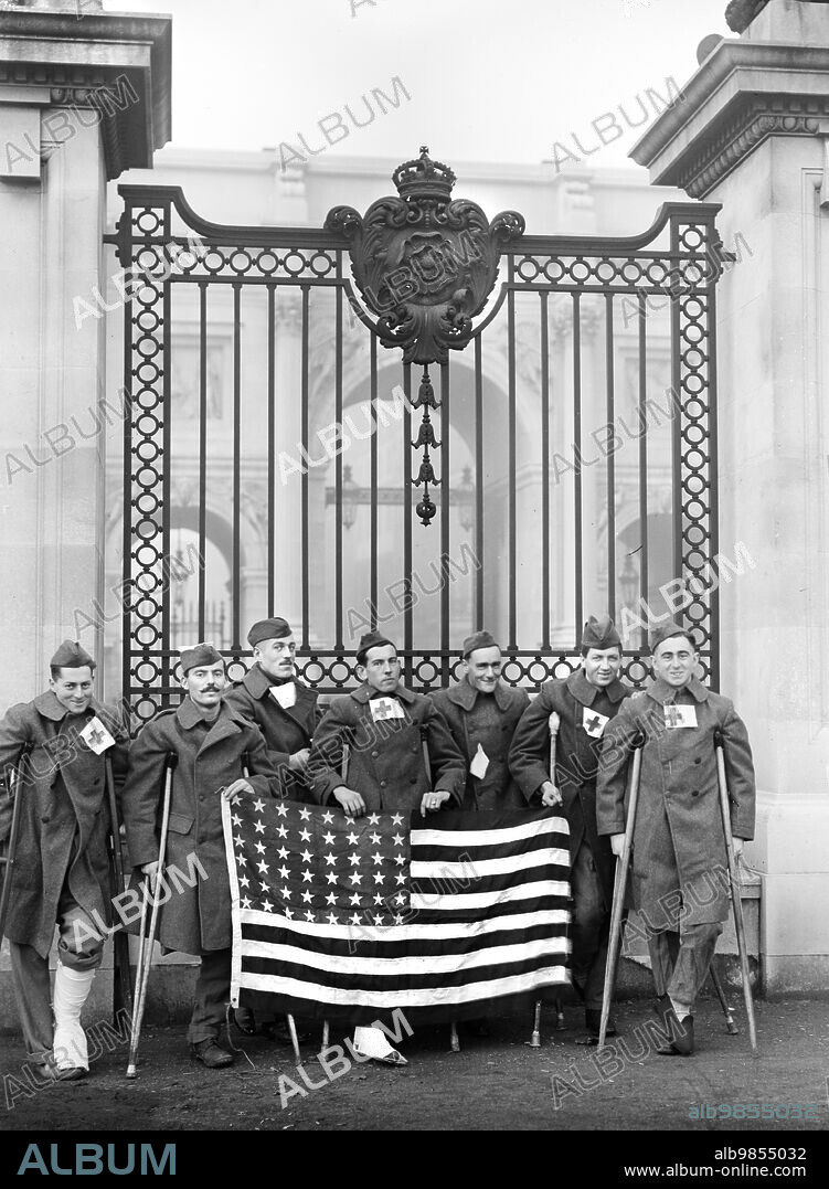 Recovering U.S. Soldiers taken to see sights, Marble Arch, London, England, UK, American National Red Cross Photograph Collection, between 1917 and 1919.