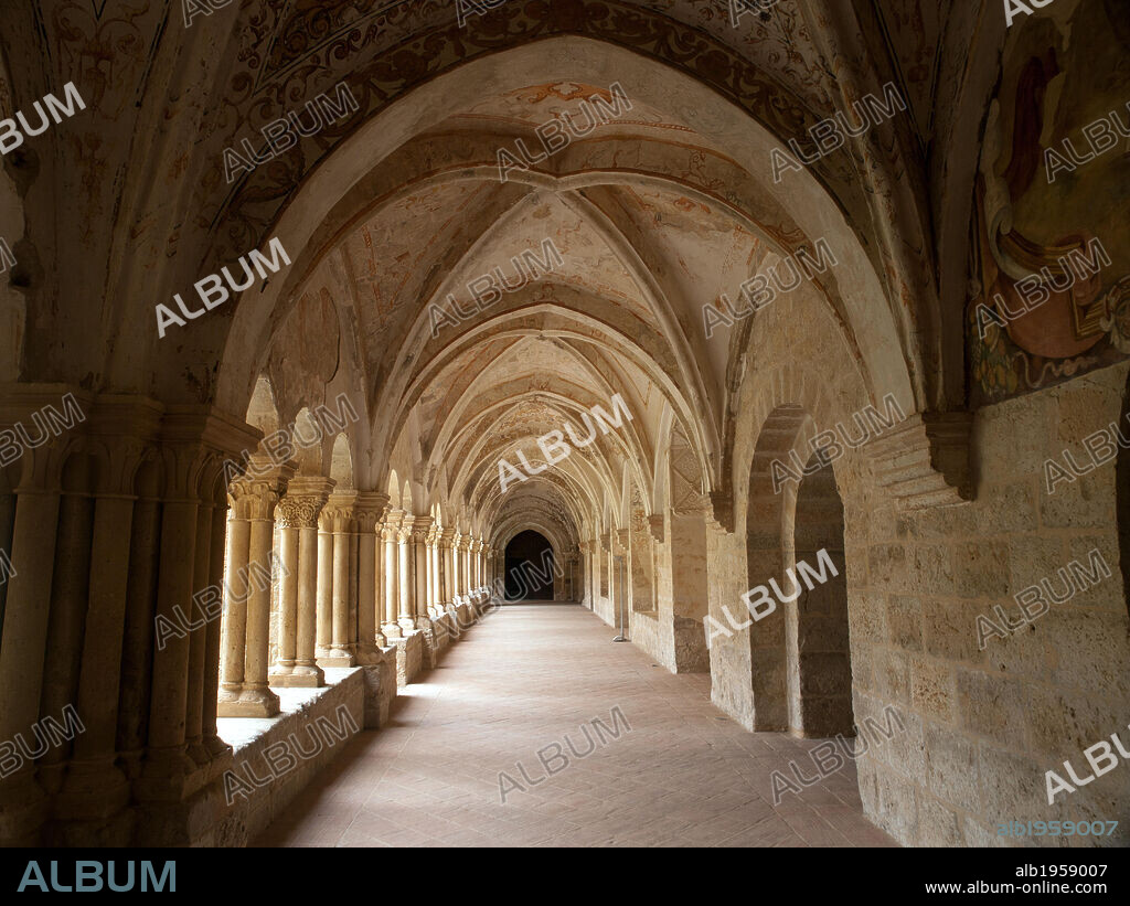 ARTE GOTICO. ESPAÑA. MONASTERIO DE SANTA MARIA DE VALBUENA, cisterciense. Fundado en el S. XII. CLAUSTRO. Vista parcial de la galería inferior, edificada en el siglo XIII. Provincia de Valladolid. Castilla-León.