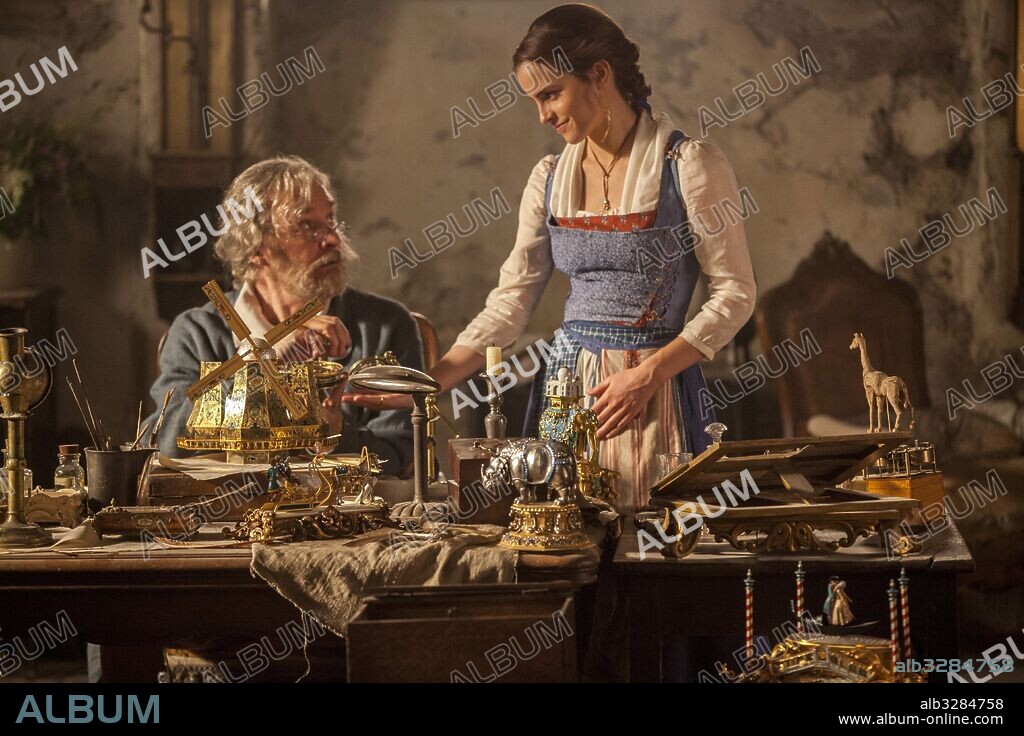 EMMA WATSON y KEVIN KLINE en LA BELLA Y LA BESTIA, 2017 (BEAUTY AND THE BEAST), dirigida por BILL CONDON. Copyright MANDEVILLES FILMS/WALT DISNEY PICTURES.