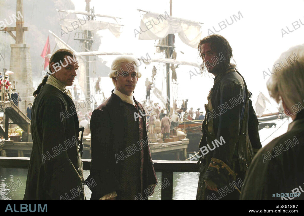 DAVID SCHOFIELD, JACK DAVENPORT and TOM HOLLANDER in PIRATES OF THE CARIBBEAN: DEAD MAN'S CHEST, 2006, directed by GORE VERBINSKI. Copyright DISNEY ENTERPRISES / MOUNTAIN, PETER.