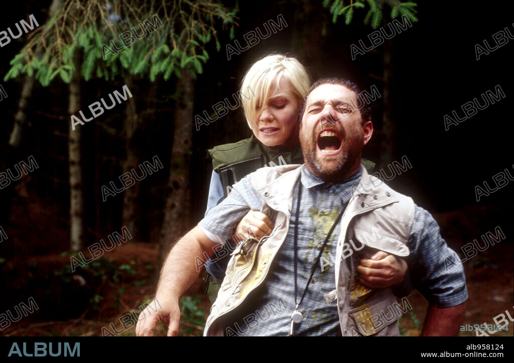 ANDY MYMAN and LAURA HARRIS in SEVERANCE, 2006, directed by CHRISTOPHER SMITH. Copyright DAN FILMS/ISLE OF MAN FILM LTD./N1 EUROPEAN FILMS PRODUKTION.