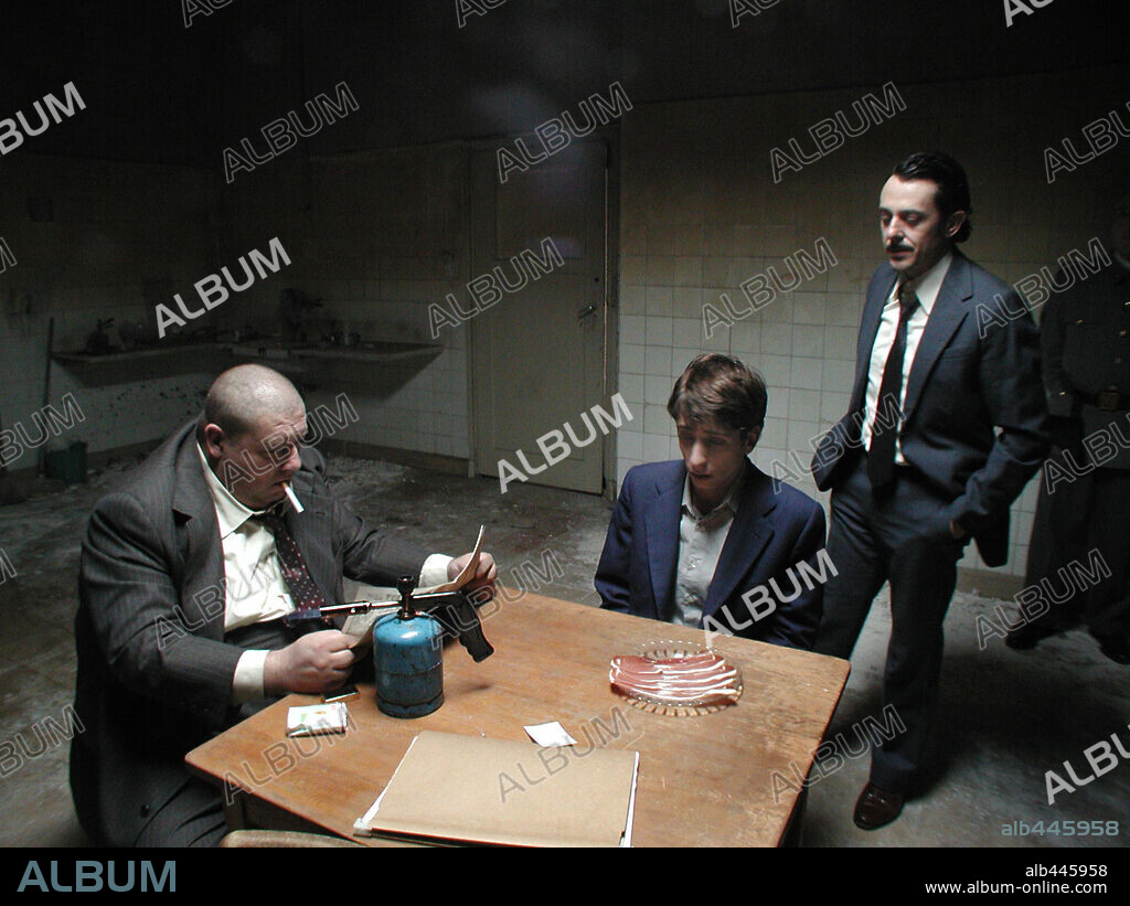 JORDI VILCHES y PERE PONCE en PLATILLOS VOLANTES, 2003, dirigida por OSCAR AIBAR. Copyright ENRIQUE CEREZO PRODUCCIONES.