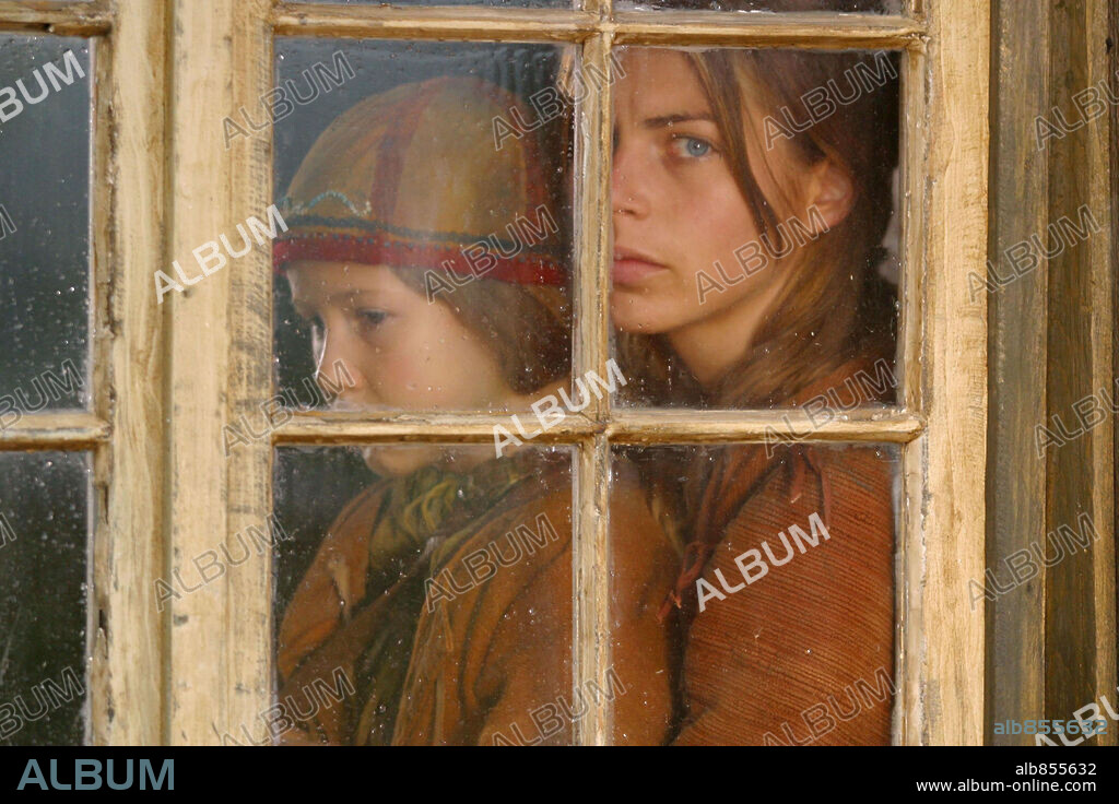 JULIETTE GOSSELIN et NOEMIE GODIN-VIGNEAU dans NOUVELLE-FRANCE, 2004, réalisé par JEAN BEAUDIN. Copyright UKFS/DAVIS-FILMS/MELEMY PRODUCTIONS / RAYMOND, SEBASTIEN.