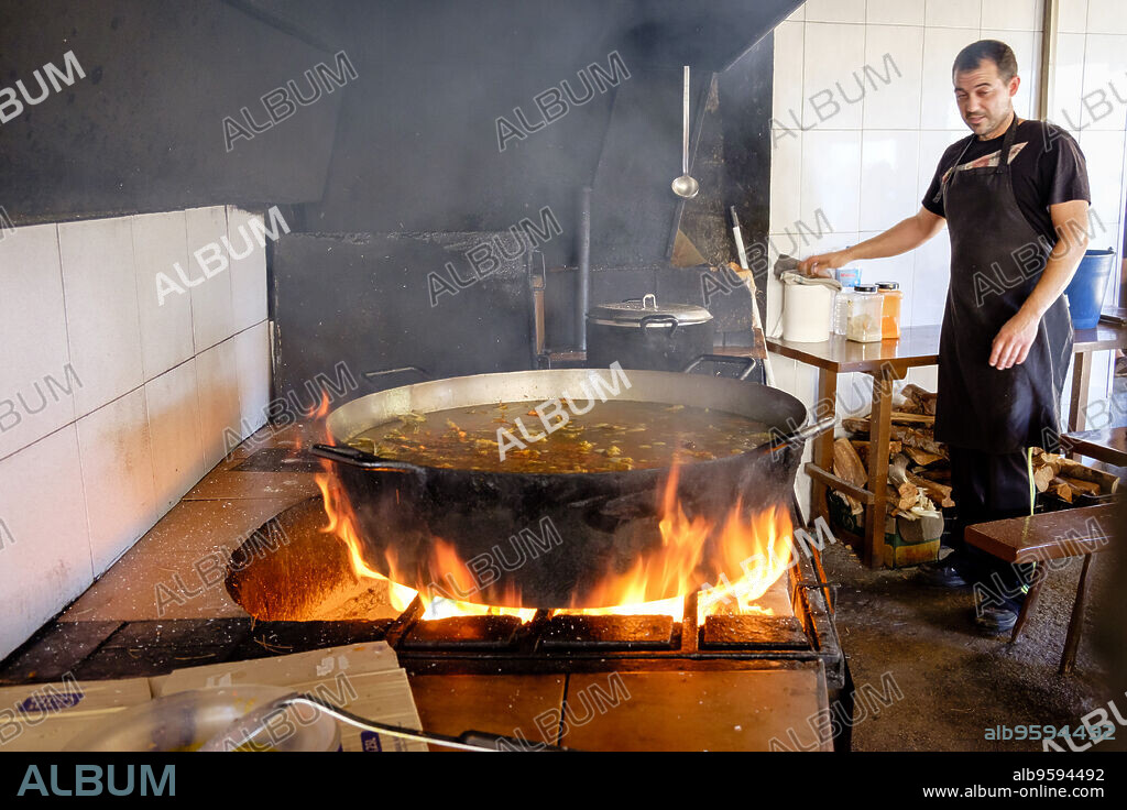 Bullit de peix, cocinado al fuego de leña, restaurante El Bigotes, Cala Mastella, Sant Carles, Municipio Santa Eulària des Riu, Ibiza, balearic islands, Spain.