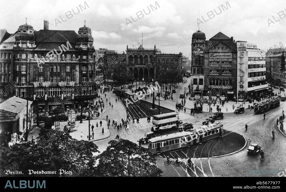 Berlin-Mitte, Potsdamer Platz. Blick auf den Platz. Von links: Torhaus von Schinkel, Hotel Fürstenhof, Potsdamer Bahnhof und Schankhaus der Pschorr-Brauerei, Verkehrsturm wurde retuschiert. Fotopostkarte, um 1930.