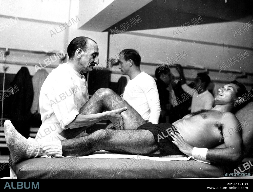 1960. Benedicto cuida de las Piernas de Alonso. Di Stefano en segundo plano.