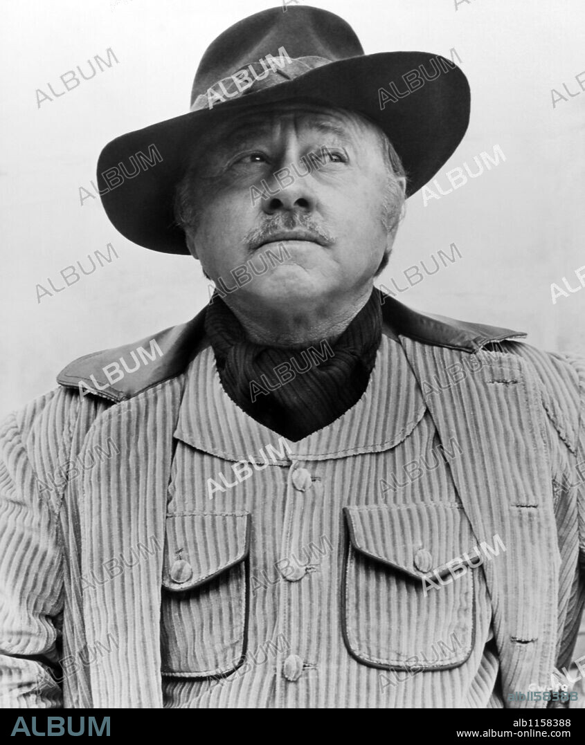 MICKEY ROONEY en HISTORIAS PELIGROSAS, 1972 (PULP), dirigida por MIKE HODGES. Copyright UNITED ARTISTS.