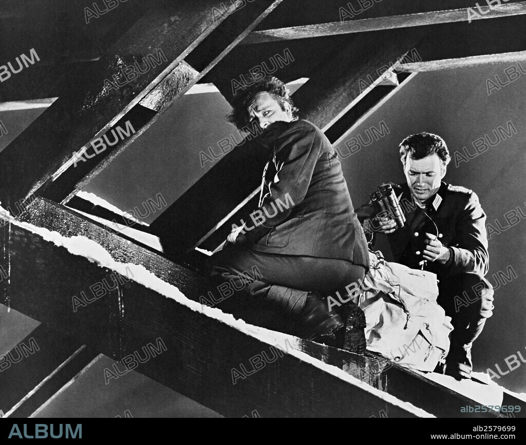 CLINT EASTWOOD y RICHARD BURTON en EL DESAFÍO DE LAS ÁGUILAS, 1968 (WHERE EAGLES DARE), dirigida por BRIAN G. HUTTON. Copyright M.G.M.