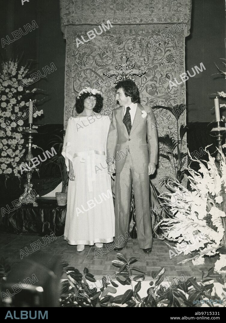 Cuenca, 01/08/1977. El cantante conquense José Luis Perales el día de su boda con la señorita Manuela Vargas en la Iglesia de San Pablo de esta ciudad.