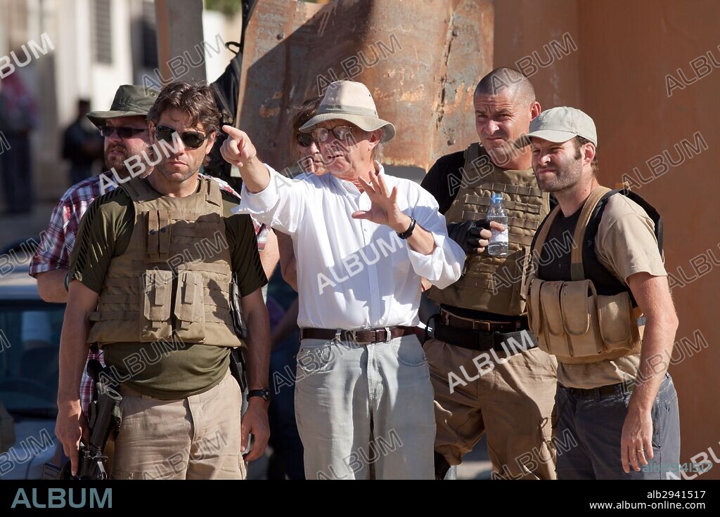 JOHN BISHOP and KEN LOACH in ROUTE IRISH, 2010, directed by KEN LOACH. Copyright SIXTEEN FILMS LTD.