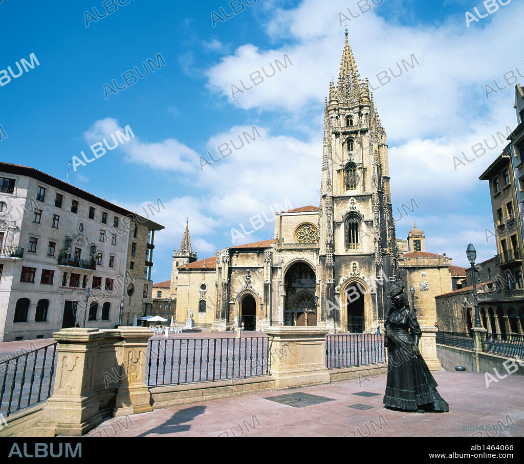 ASTURIAS. OVIEDO. Vista de la CATEDRAL, erigida entre los años 1328 y 1528. En su construcción intervinieron varios maestros como Pedro Buyeres y Juan de Badajoz. En primer término, la ESCULTURA DE "LA REGENTA", obra del escultor Mauro ALVAREZ ubicada en el año 1997 en la Plaza Alfonso II el Casto. España.