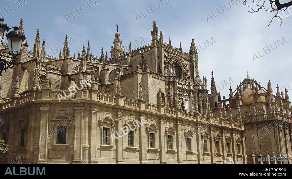 ANDALUCIA. SEVILLA. Vista de la CATEDRAL, considerada la de mayores dimensiones del mundo, dentro del estilo gótico. Su construcción se extiende desde 1402 hasta 1606. España.