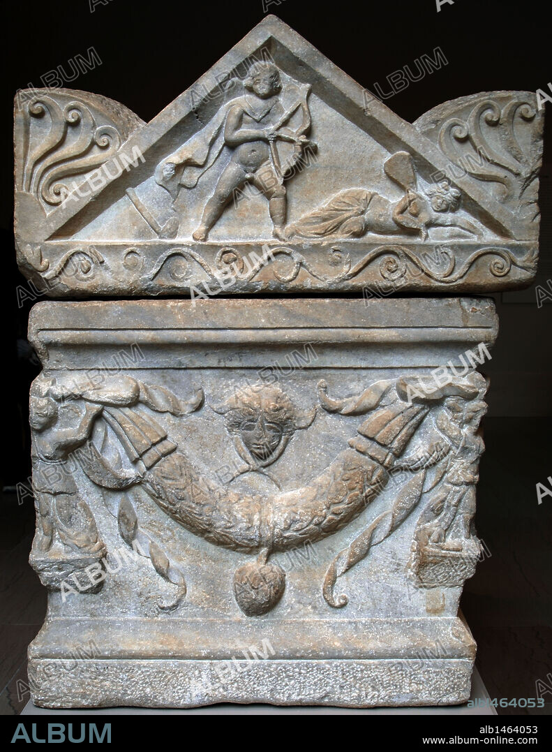 ARTE ROMANO. SARCOFAGO fechado entre los años 200 y 225 (época Severa). S. III. Mármol. Decorado con relieves de guirnaldas y cabezas de Medusa. Detalle de uno de los laterales con la representación de Eros lanzando una flecha a Psique. Museo Metropolitano de Arte. Nueva York. Estados Unidos.