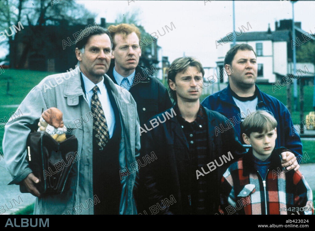 MARK ADDY, ROBERT CARLYLE, STEVE HUISON, TOM WILKINSON und WILLIAM SNAPE in FULL MONTY, 1997, unter der Regie von PETER CATTANEO. Copyright FOX SEARCHLIGHT PICTURES.