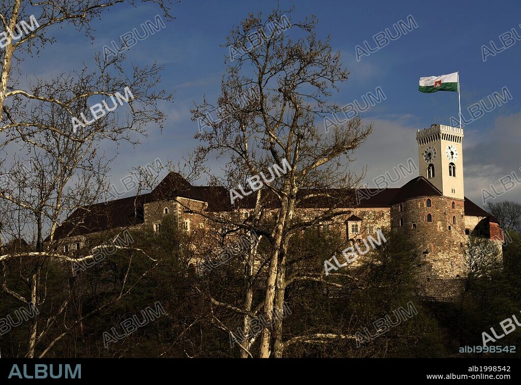 ESLOVENIA. (LIUBLIANA) LJUBLJANA. Vista general del CASTILLO de la ciudad, de origen medieval. El edificio actual fue construido entre 1485-1495. La torre principal es de 1848. Europa.