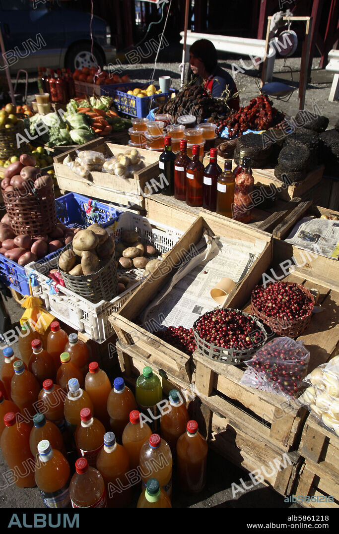 Puerto Montt; caleta de Angelmó y puesto de venta de verduras, frutas y bebidas.