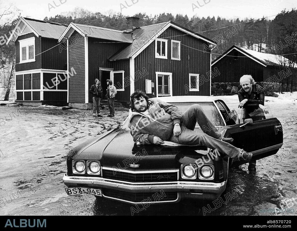 GÖTEBORG 1980-03-07.. "Vitsen med en bil är att den är stor och snabb", säger raggarklubben Road Runners ordförande Ulf Pettersson, som gott och väl får plats på Chevan. Björn Bertholdsson ler och instämmer *** Local Caption *** GP Foto: Alf Weihed / Kamerareportage / TT / Kod: 2524.