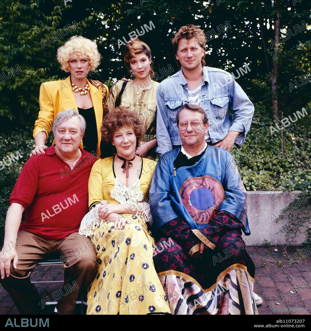Just as we are, BR broadcast about the Munich actor family Fitz, Germany, 1990, in the picture at the back: Lisa Fitz, Karin Braun-Fitz, Michael Fitz, in the front: Walter Fitz, Veronika Fitz, Gerd Fitz.