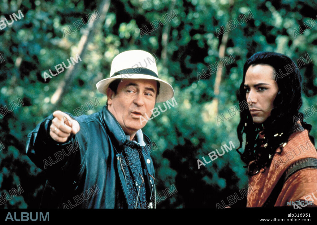 BERNARDO BERTOLUCCI y KEANU REEVES en EL PEQUEÑO BUDA, 1993 (LITTLE BUDDHA), dirigida por BERNARDO BERTOLUCCI. Copyright MIRAMAX.