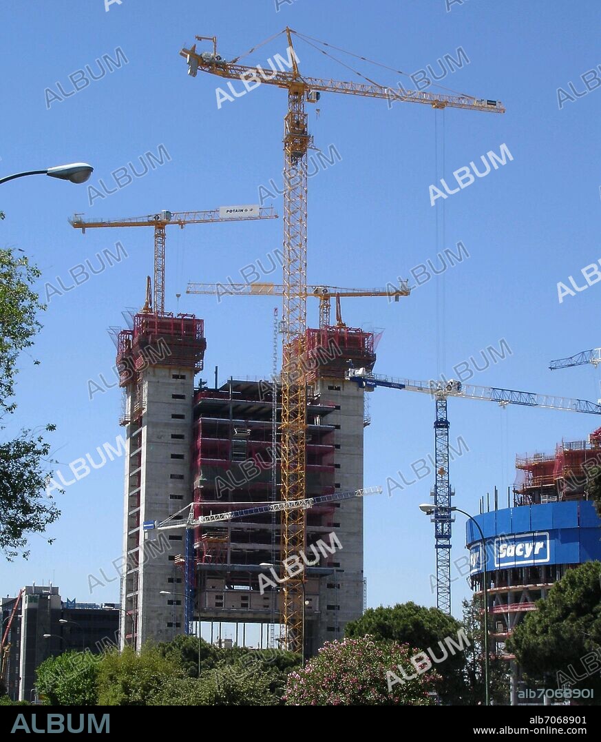 NORMAN FOSTER. CONSTRUCCION DE LA TORRE CAJA MADRID CONOCIDA COMO TORRE REPSOL UNA DE LAS CUATRO TORRES DE LA ANTIGUA CIUDAD DEPORTIVA - 2006.
