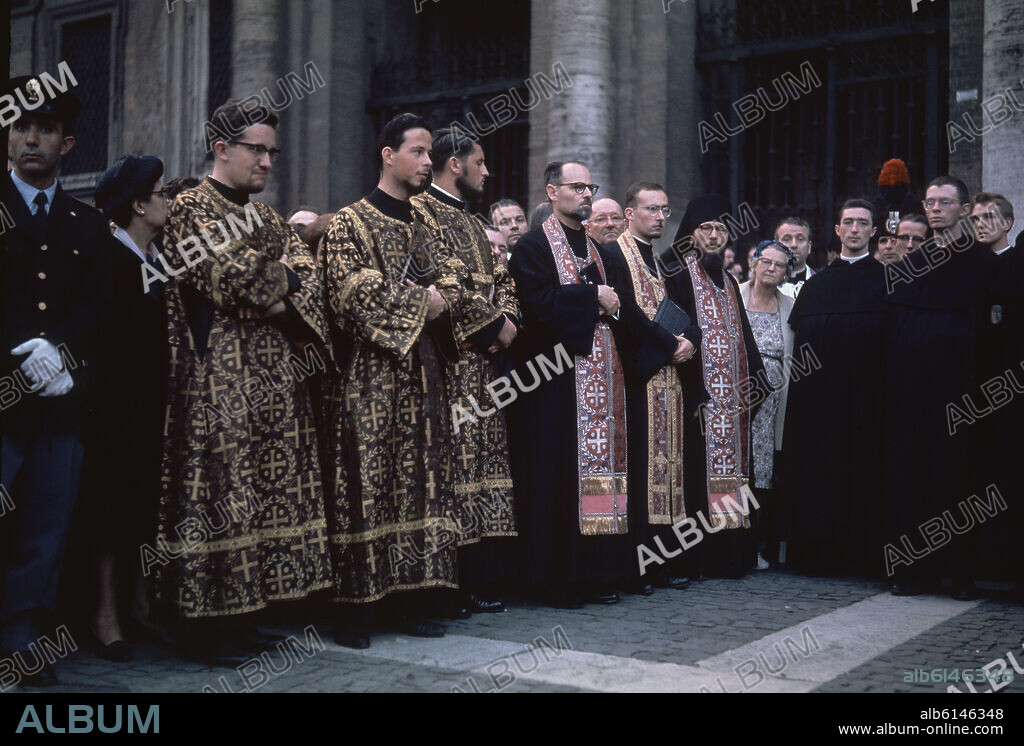 SACERDOTES DE DISTINTAS RAMAS DEL CATOLICISMO.