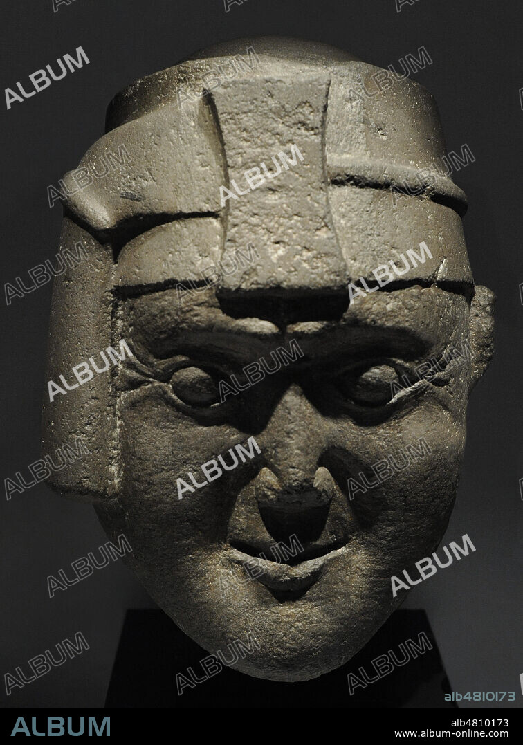 Cabeza de personaje tocado con el"Llautu"o banda en la que sujeta la"Mascapaicha"o borla, símbolo del poder del Inca. Conocida como"cabeza de Viracocha", debe su nombre a que tradicionalmente se le ha identificado con el Inca Viracocha. Piedra. Cultura Inca (1400-1533 d. C.). Perú. Museo de América. Madrid.