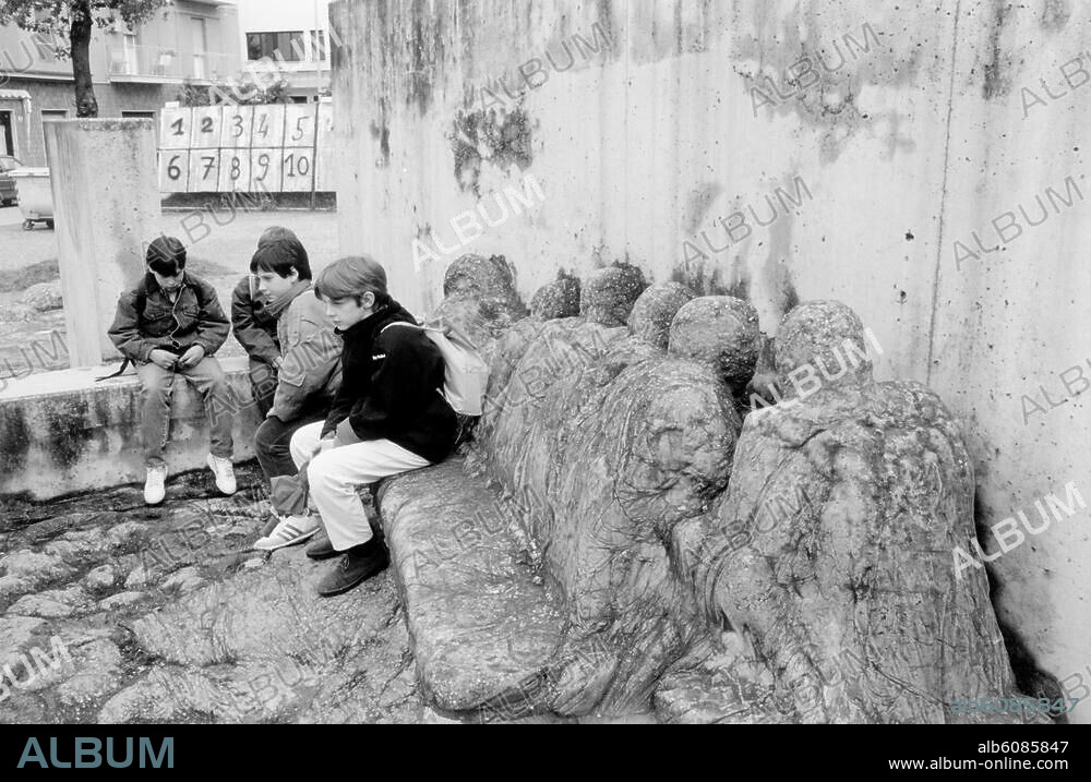 Marzabotto (Emilia-Romagna, Italy), Memorial to the victims of the Massacre of Marzabotto (massacre of civilians by units of the SS and the German Wehrmacht on 29.9./1.10.1944).-Partial view with group of children.-Photo, April 1990.