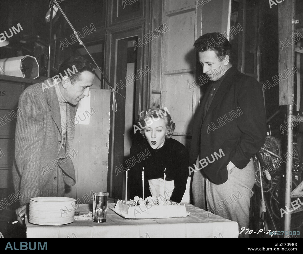 GLORIA GRAHAME, HUMPHREY BOGART and NICHOLAS RAY in IN A LONELY PLACE, 1950, directed by NICHOLAS RAY. Copyright COLUMBIA PICTURES.