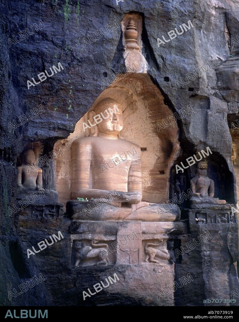 BUDA TALLADO EN LA ROCA-.