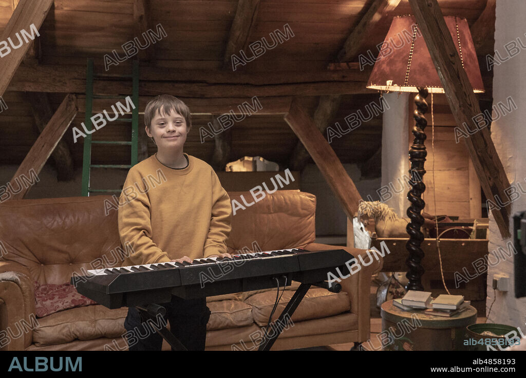 MI HERMANO PERSIGUE DINOSAURIOS, 2019 (MIO FRATELLO RINCORRE I DINOSAURI), dirigida por STEFANO CIPANI. Copyright PACO CINEMATOGRAFICA/NEO ART/RAI CINEMA.
