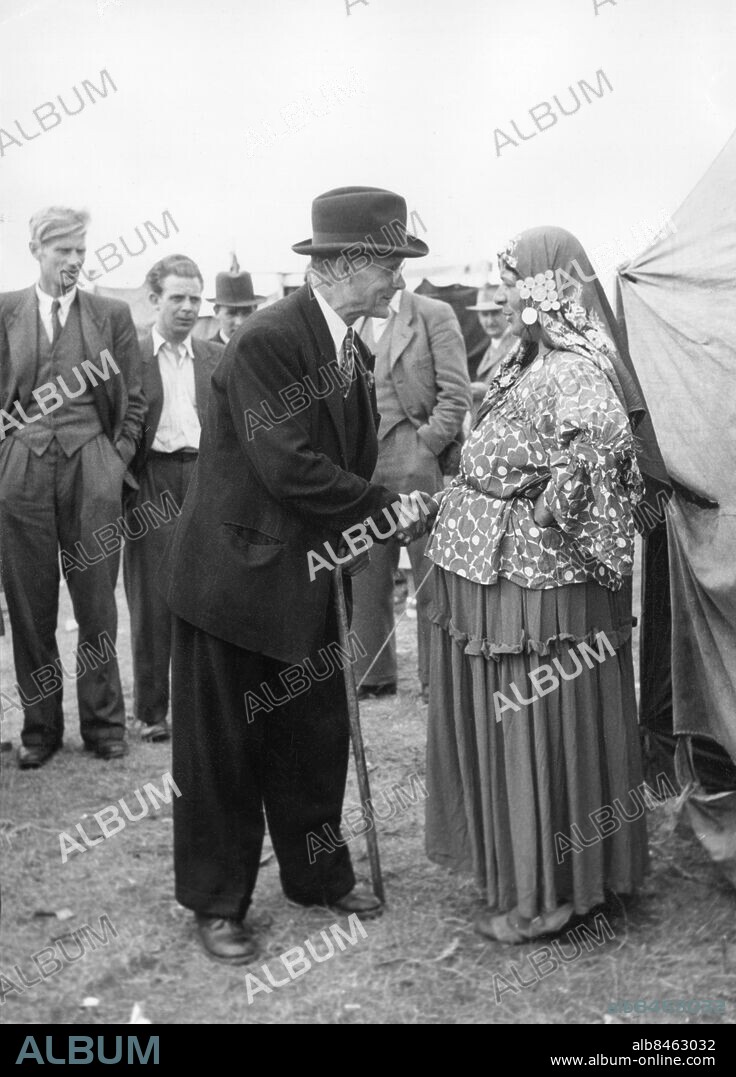 KIVIK 1949.. Orig. bildtext... SPÅGUMMAN PÅ KIVIKS MARKNAD är livligt begapad av allmänheten. Not. (-49) Anm. Profiler Skaka hand Käppar Handen i fickan Traditionell klädsel Handen i sidan Sjalar Huvuddukar CD520 sites: KIVIK;SVERIGE.