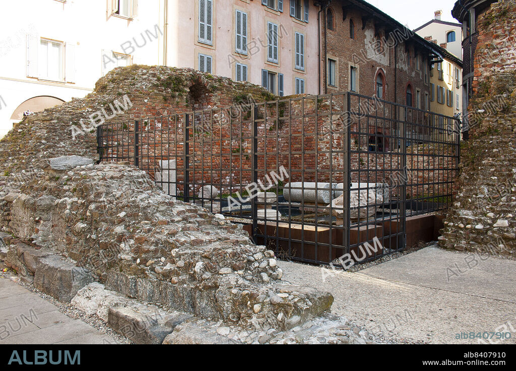 Pavia, Lombardy, Italy, Europe. The Duomo di Pavia - Cathedral of Santo Stefano and Santa Maria Assunta, construction started in 1488, consecrated in 1615. Architects Giovanni Antonio Amedeo and Bramante. The ruins of the Civic Tower (14th century), collapsed in 1989.