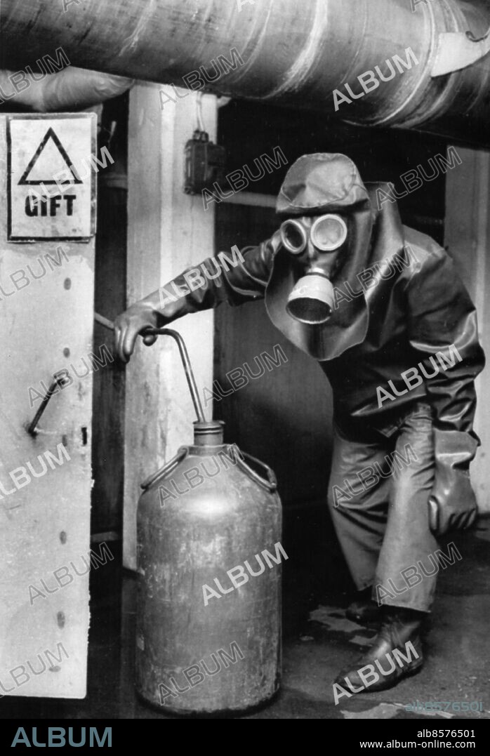 ARKIV UMEÅ 19670216. De anställda vi Bowaters som arbetar med kvicksilverbehandlingen av pappersmassan måste använda gasmask.. Foto: Expressen / SCANPIX / Kod: 192 . *** AFTONBLADET OUT ***.